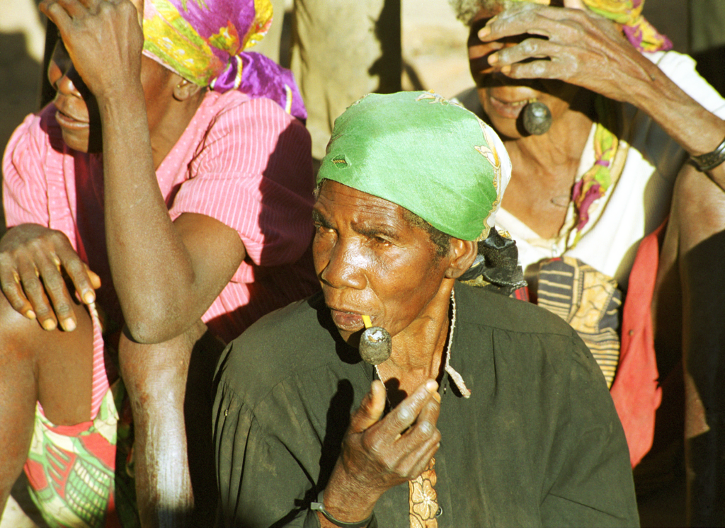 Andulo women with pipes