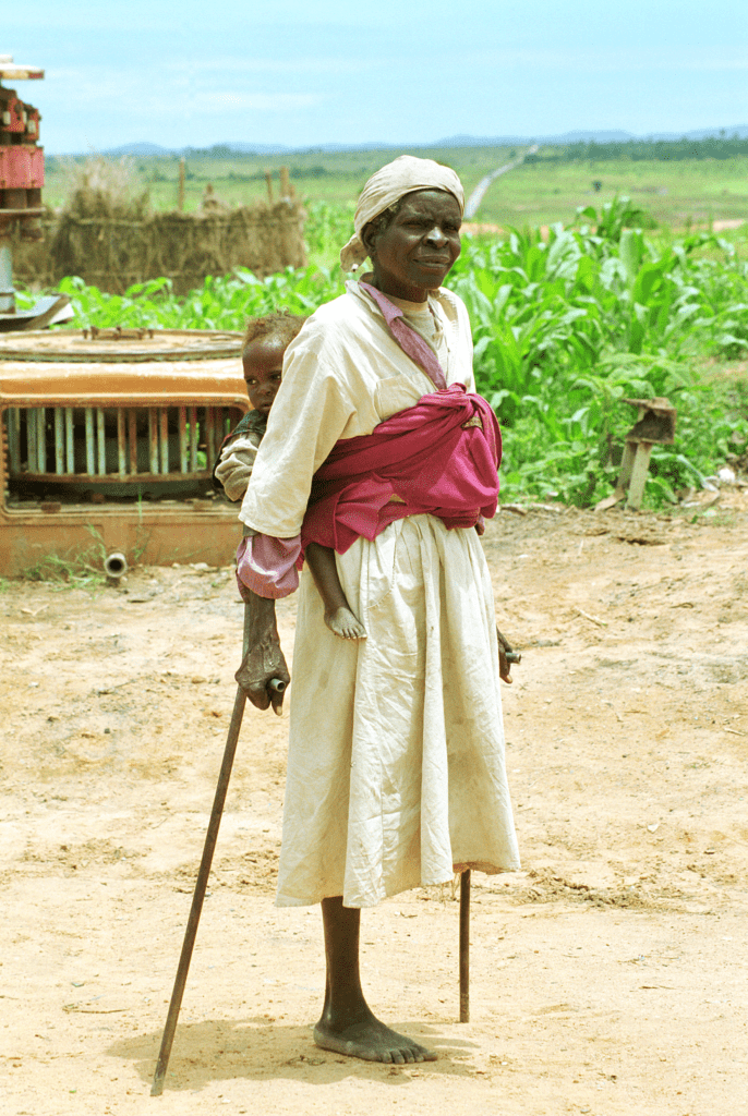 Huambo old one legged woman