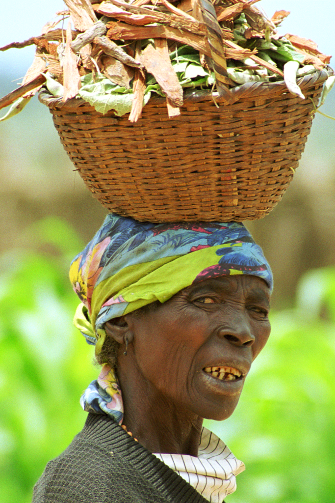 Huambo woman with bad teeth